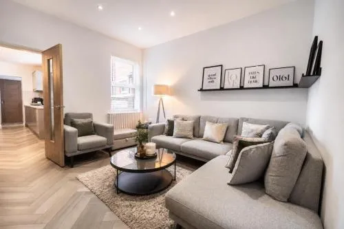 The Manchester Haven Sleeps 10 Near City Centre Breakfast hamper included photo 2