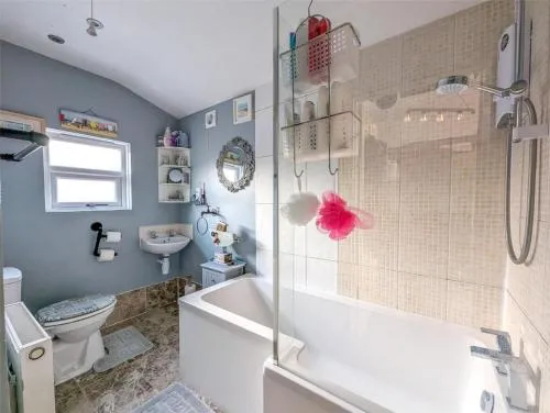 Quirky large Victorian house with private parking photo 2