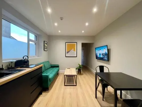 Modern Central Apartment - King Size Bed - Free Parking photo 2