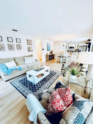 Quiet retreat near Coconut Grove free parking photo 2