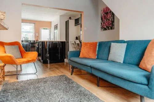 Charming Victorian Terrace near City with Free Parking photo 2
