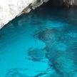 велика басейн з блакитною водою в печері