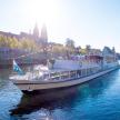 ein Boot im Wasser auf einem Fluss