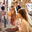 zwei Frauen sitzen an einem Tisch und essen