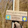 a sign that says santigride de compocomulated on a pole