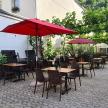 一组带红色遮阳伞的桌椅