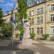socha před budovou s vlajkami