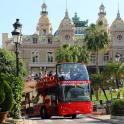 punane kahekordne buss hoone ees
