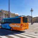 oranžový a modrý autobus jedoucí po městské ulici