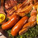 Un plato de comida con salchichas salchichas y otros alimentos