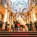 Un grupo de personas tocando música en un edificio.