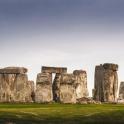 skupina kamenů Stonehenge na poli