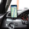 放在汽车仪表盘上的手机