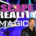 muž a žena stojící před cedulí s nápisem „únik z reality“