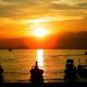 một nhóm thuyền trên mặt nước lúc hoàng hôn