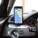 放在汽车仪表盘上的手机