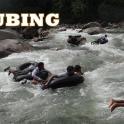 一群人在急流中漂流
