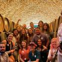 一群人在酒窖里合影