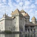 velký hrad stojící uprostřed vody