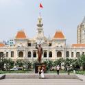 một tòa nhà lớn có một bức tượng ở phía trước