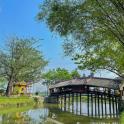 河中央的一座建筑