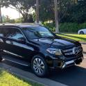 một chiếc xe suv màu đen đỗ bên lề đường