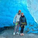 一名男子和一名女子站在冰洞前