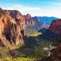 une vue d'un canyon avec une rivière à l'intérieur