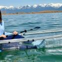 une femme assise dans un bateau sur l'eau