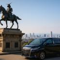 一辆 SUV 停在一尊骑马男子雕像旁