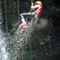 Una persona está haciendo un truco en una tabla de agua.