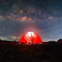 星空下的红色帐篷
