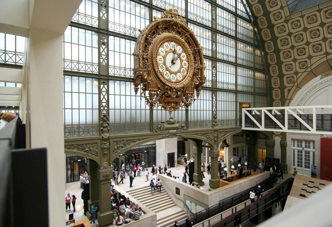 Un gran reloj colgado del techo de un centro comercial.