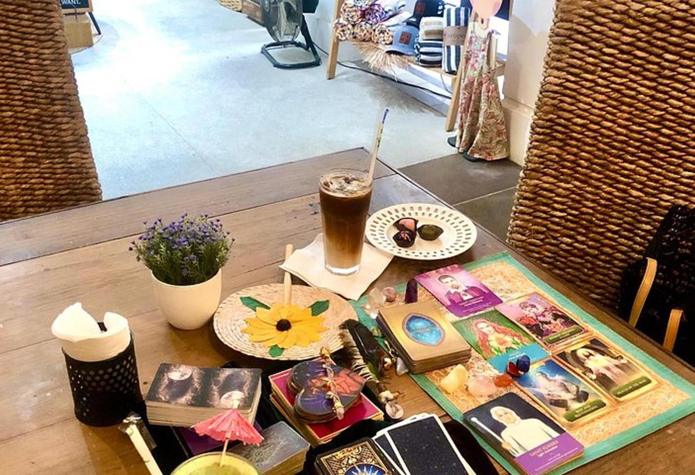 una mesa con una bebida y muchos objetos encima