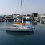 停泊在港口水中的一艘船