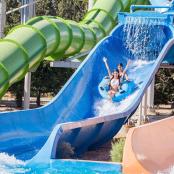 两个人在水上乐园玩水滑梯