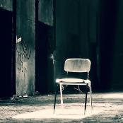 位于建筑物中间的一把椅子