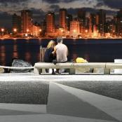 一男一女坐在水边的长椅上