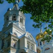 一座有钟楼的建筑