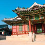 一栋亚洲建筑,前面有人走着