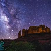 繁星点点的夜晚,银河悬挂在山上