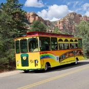 一辆黄色有轨电车在路上行驶