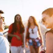 一群人站在一起