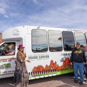 一群人站在一辆餐车前