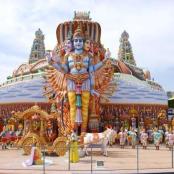 一座大楼，前面有一座大雕像