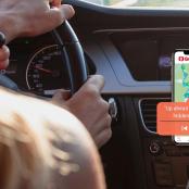 开车时在车内使用手机的人