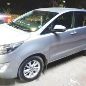 stříbrný minivan zaparkovaný na parkovišti