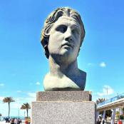 一尊女性半身雕像