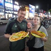 muž a žena držící dva talíře s jídlem