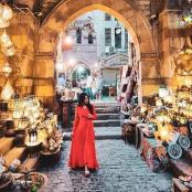 一位身穿红裙的女子站在市场里